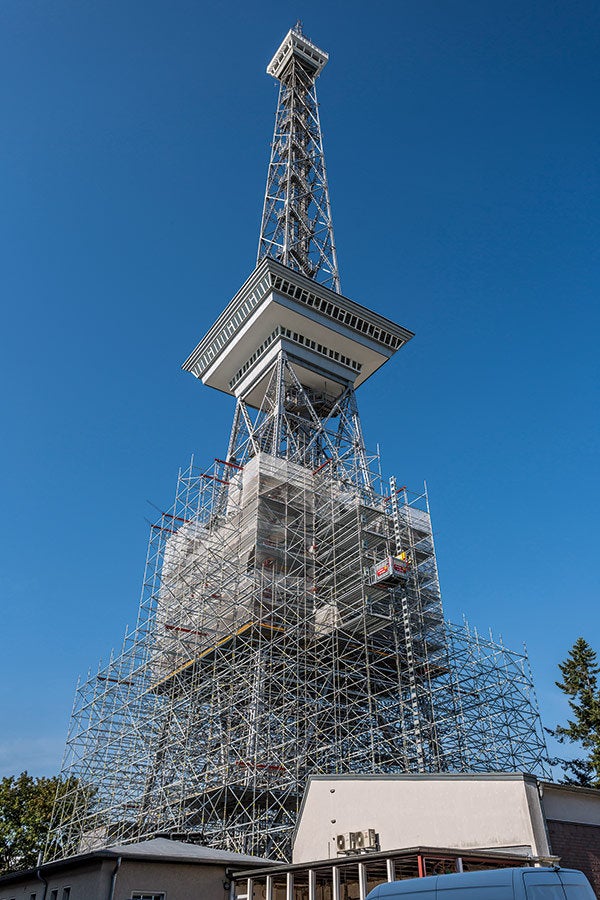 Das freistehend montierte, anfangs 48 m hohe PERI UP Flex Arbeitsgerüst wurde im Zuge des Sanierungsfortschritts sukzessive rückgebaut.