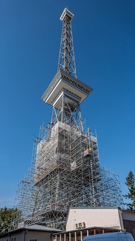 Das freistehend montierte, anfangs 48 m hohe PERI UP Flex Arbeitsgerüst wurde im Zuge des Sanierungsfortschritts sukzessive rückgebaut.