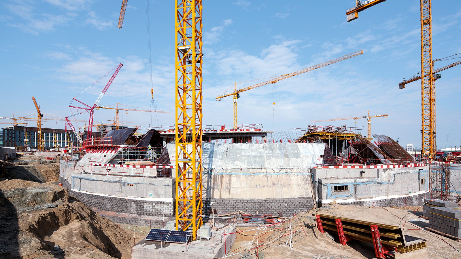 As the shape of the curved walls repeats itself horizontally within a concreting height, it was possible to use the special formwork elements multiple times. This reduced the production costs and also saved valuable assembly time on the construction site.