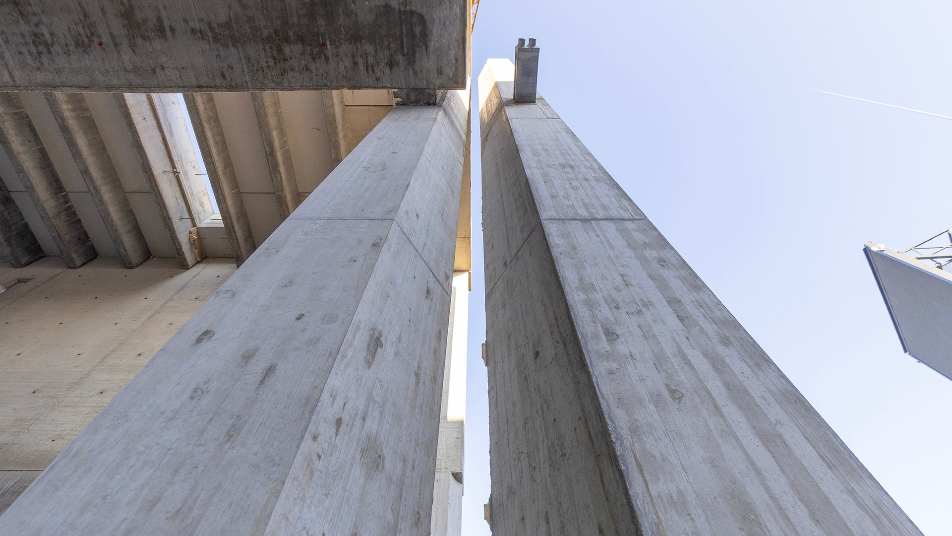 Architektonisches Stilmerkmal des Bestands- und Erweiterungsgebäudes sind die Sechseckstützen in Sichtbetonqualität.