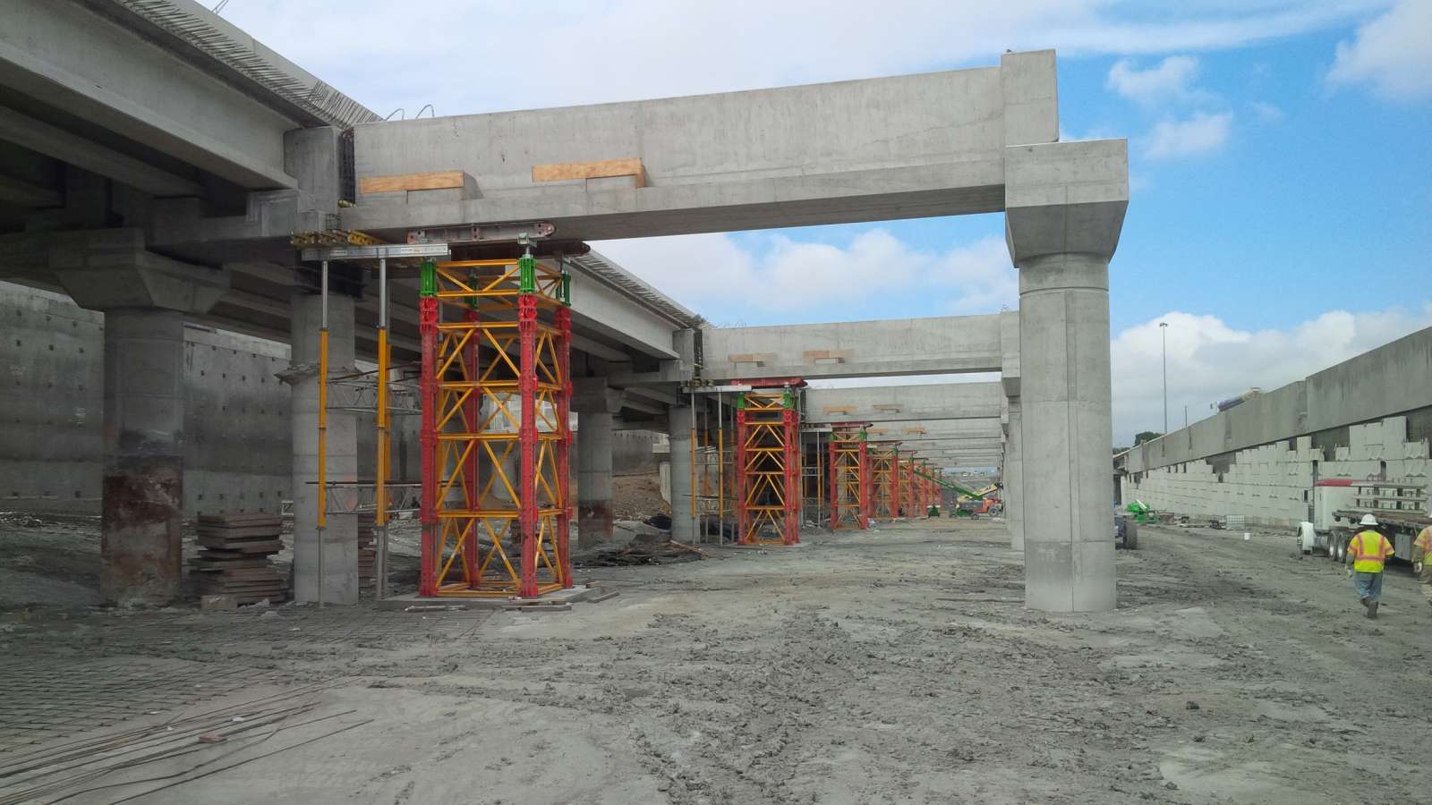 The client cycled 16 units of VST shoring towers to support the 31 caps.