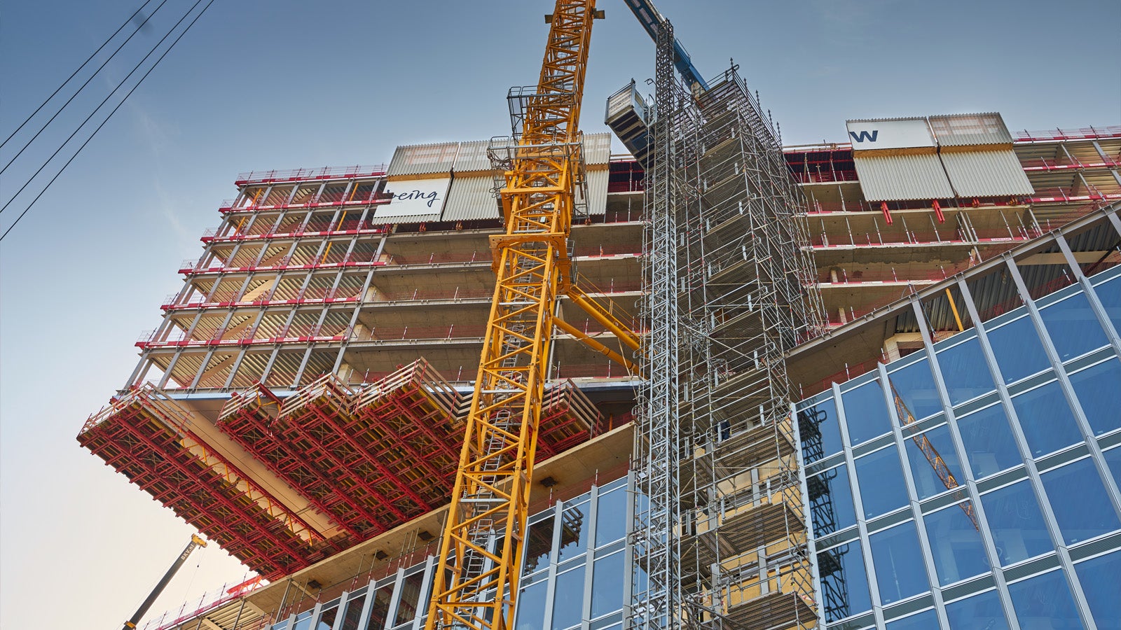 De PERI dragers ondersteunen de bouw zo lang het nodig is.