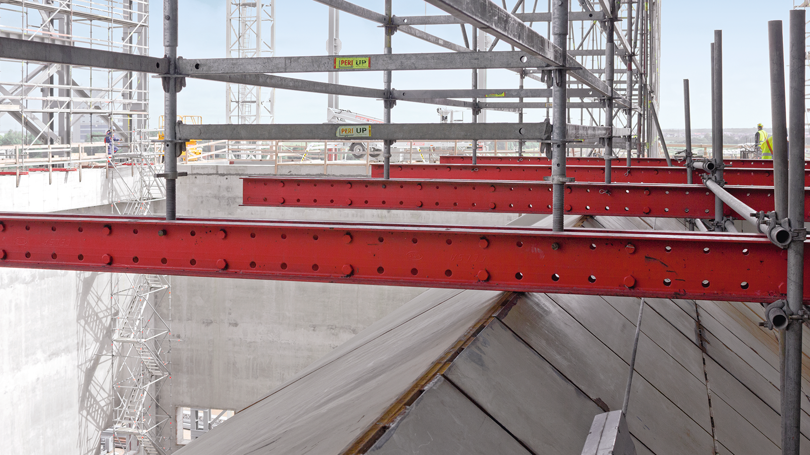 При монтаже подмостей в труднодоступных местах часто возникает ситуация, когда базовые элементы лесов для установки основания применить невозможно. Данную задачу можно решить, используя элементы опалубки. 