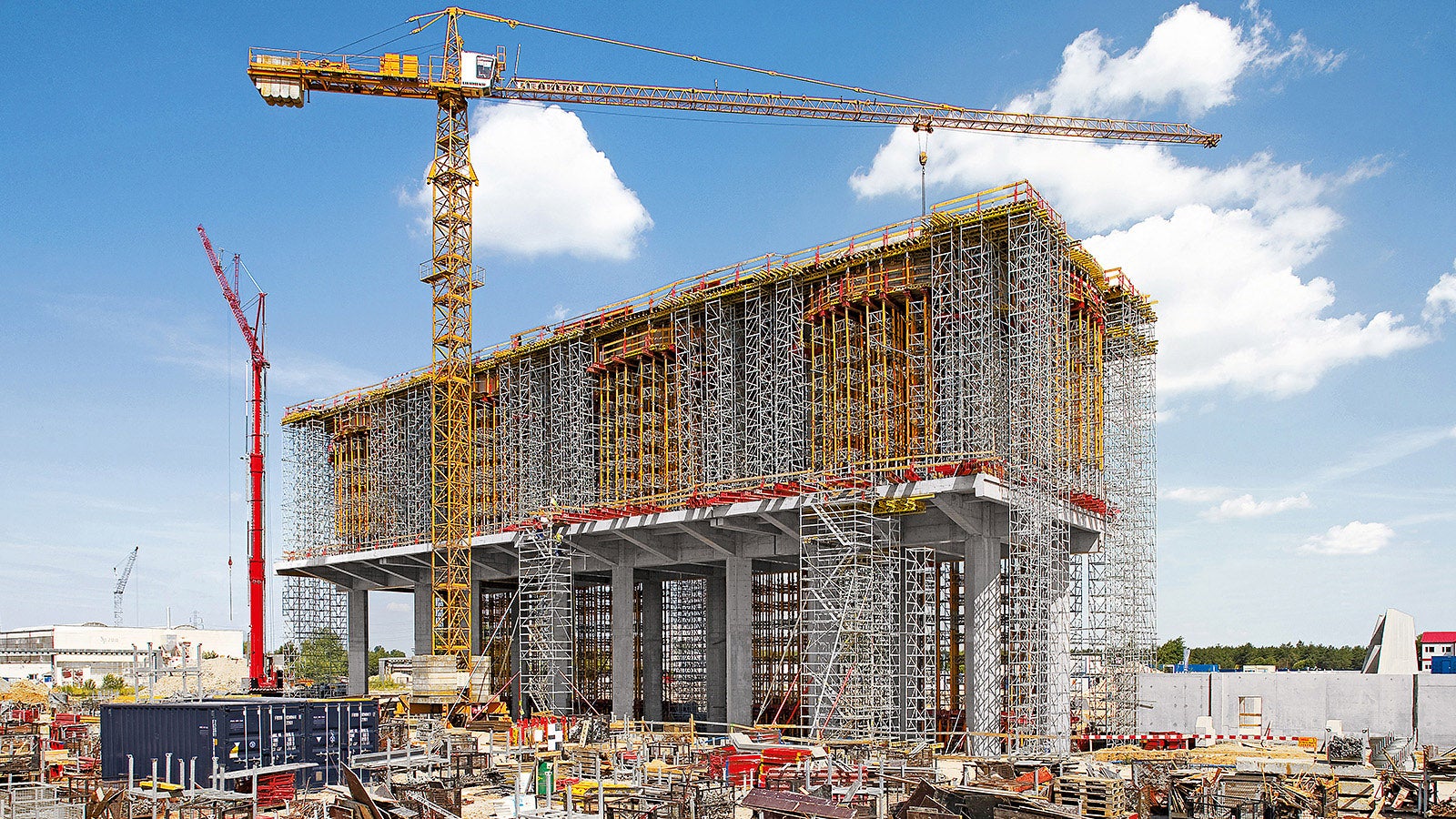 The two-storey supporting structure, with a height of 25 metres, accommodates the sorption installation for the flue gas desulphurisation.