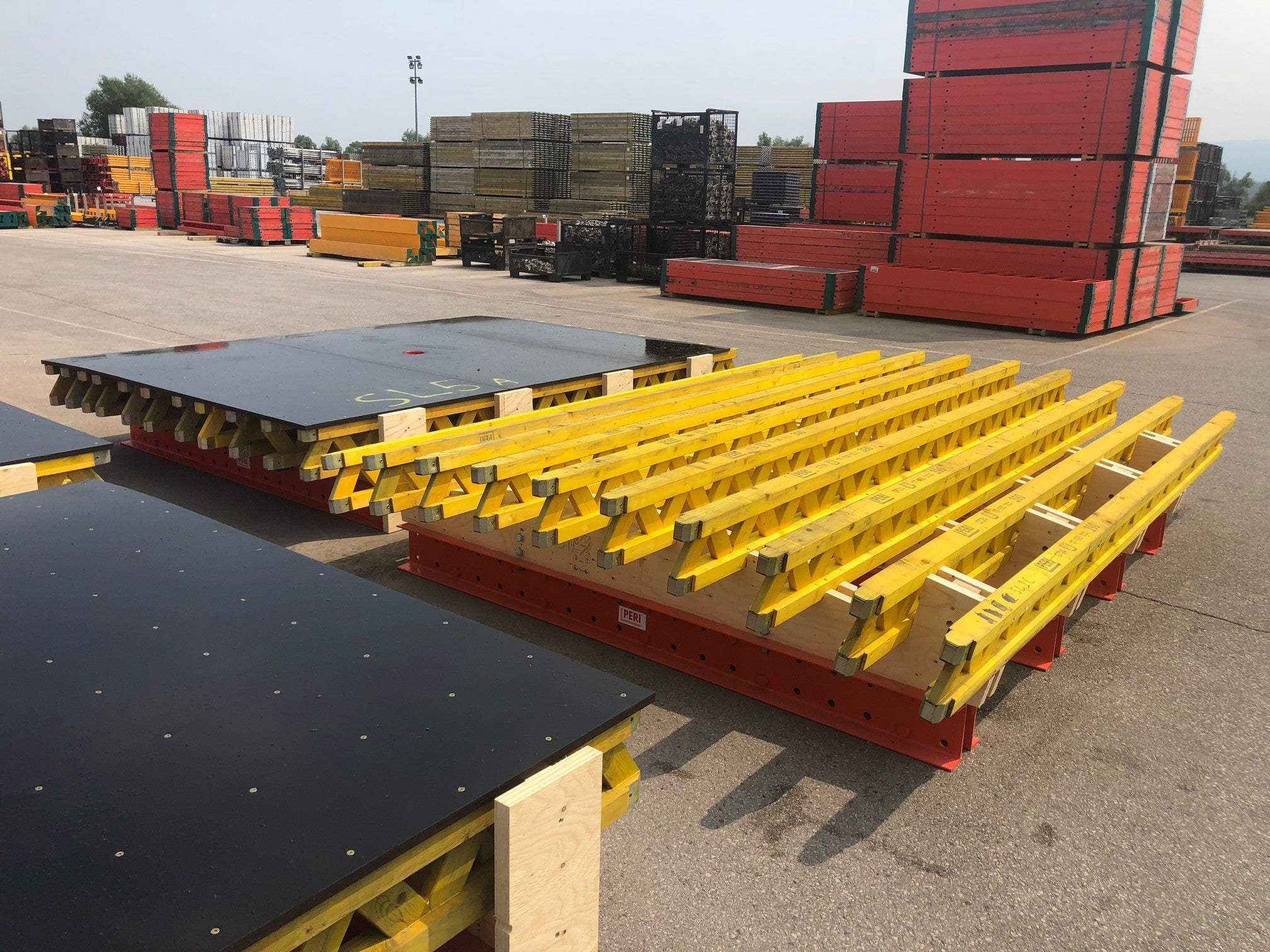 Kompletni elementi oplate zajedno s remenatama za geometriju pripremljeni su na PERI skladištu i gotovi isporučeni na gradilište.