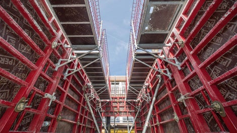 MXK Arbeitsbühnen boten sichere Arbeitsebenen beim Bau des neuen Schulzentrums.