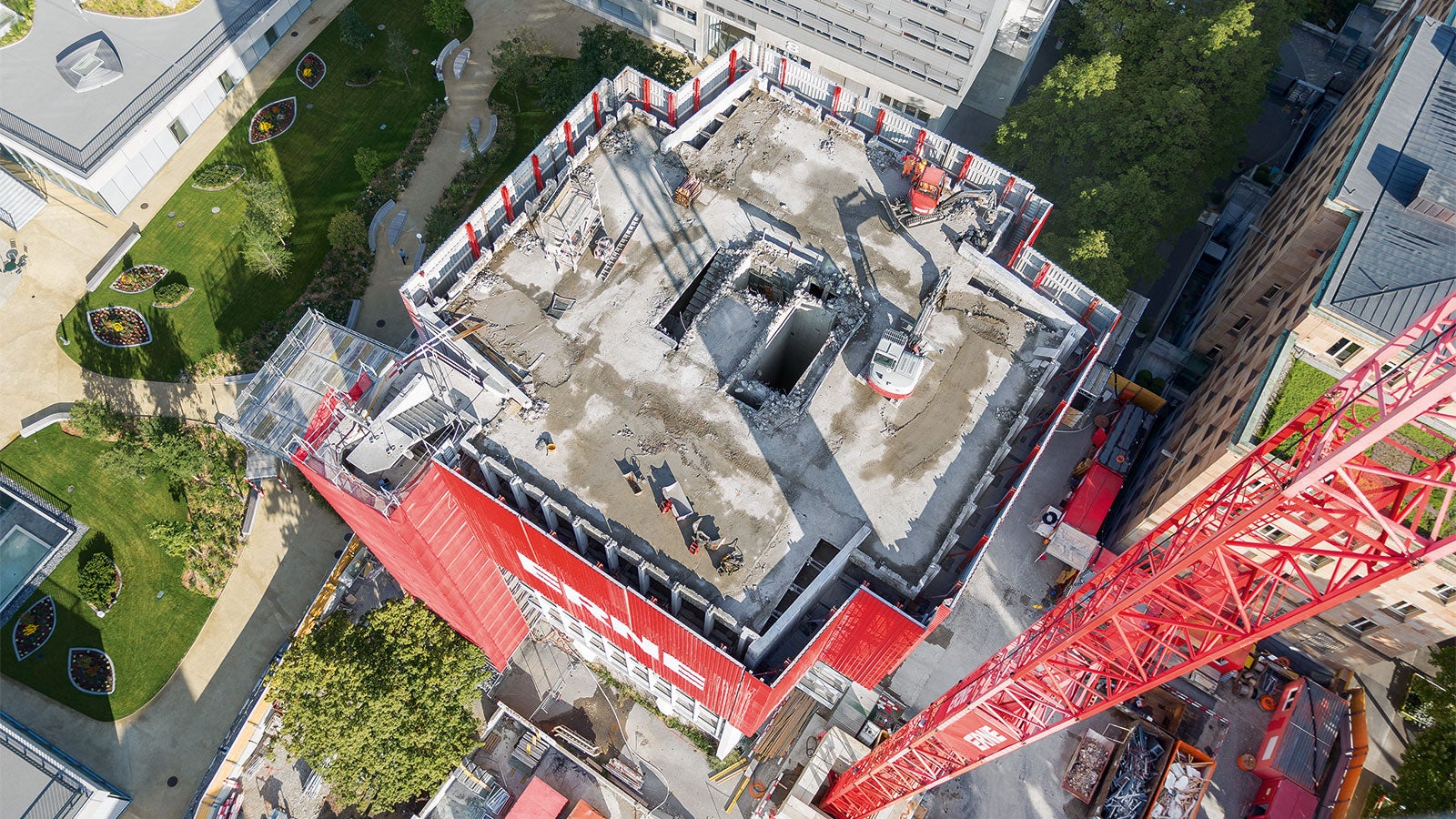 Die an den Gebäudegrundriss angepasste Einhausung sorgte dafür, dass sämtliche Rückbauarbeiten stets sicher – für Arbeiter und Passanten – ausgeführt werden konnten.