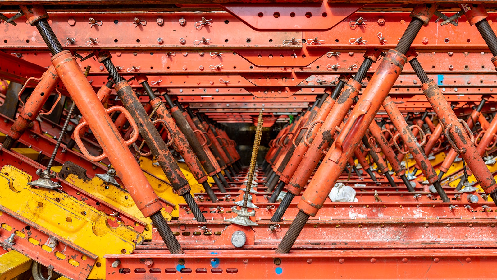 VARIOKIT, een heel robuuste bekisting én gebruiksvriendelijk. Hier met opdrijfvoorzieningen zodat tijdens het storten de gehele constructie op zijn plaats blijft.