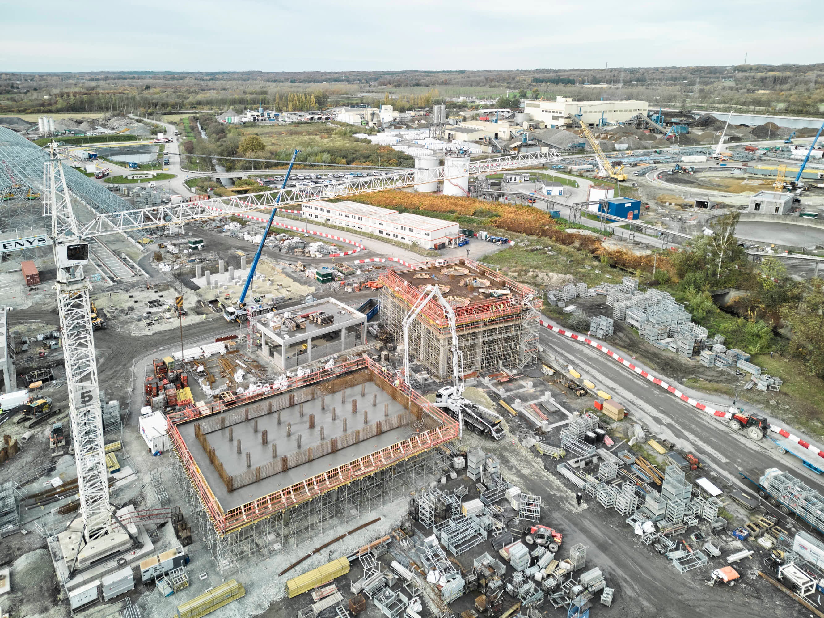 En moins de quinze mois, plus de 70 structures voient le jour sur le nouveau site de production de Holcim à Obourg. D'où la nécessité de recourir à toute une série de systèmes de coffrage et de soutènement spécifiques, dont ceux de PERI.