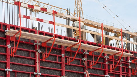 Монтаж защитных ограждений системы TRIO MR происходит из безопасной нижней позиции. Кронштейн накидывается на панель, и его не нужно закреплять дополнительными болтами. 