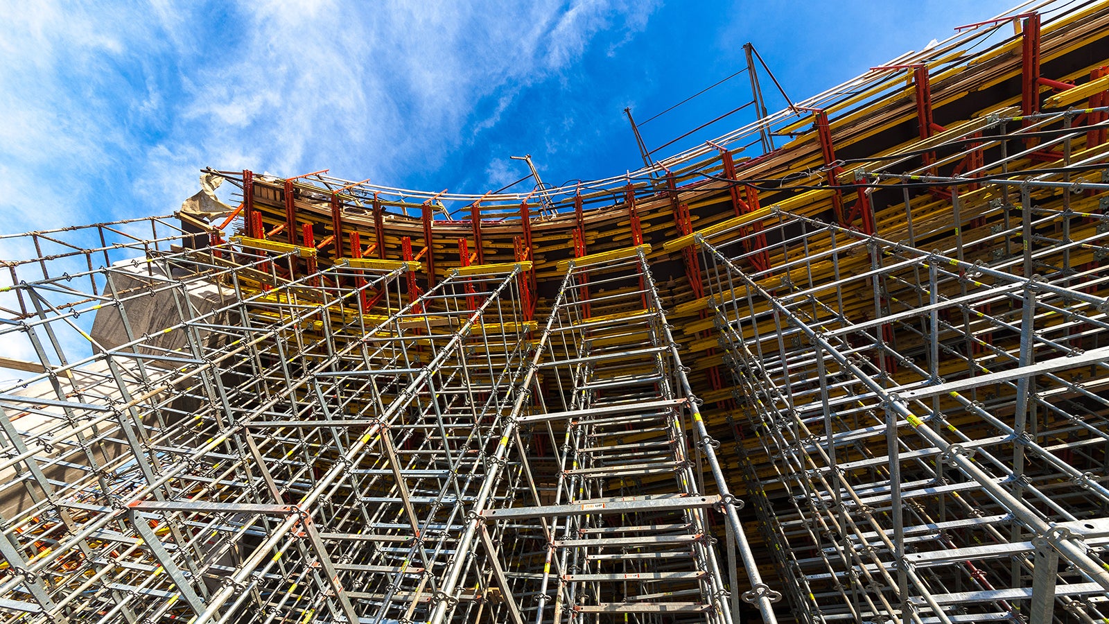 В отличие от несущих башен заданного габарита, система UP Rosett обходит сложные участки благодаря использованию ригелей длиной от 0,5 до 3 м.