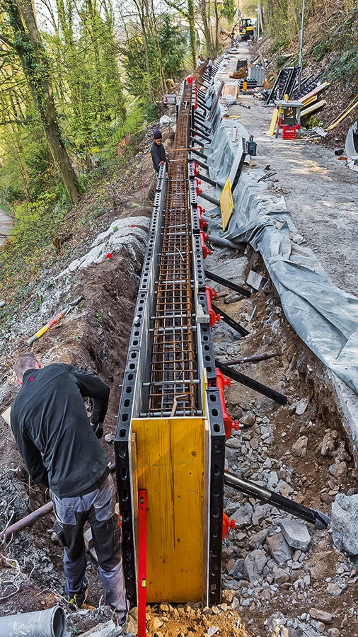 Schmales Baufeld am Hang mit wenig Platz für Hebe- und Transportwerkzeugen