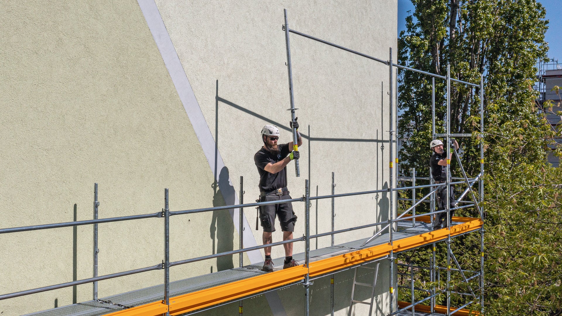 Beim PERI UP Gerüstbaukasten kann die systemintegrierte vorlaufende Geländermontage einfach mit dem Easy Stiel ausgeführt werden – sowohl außen als auch innen.