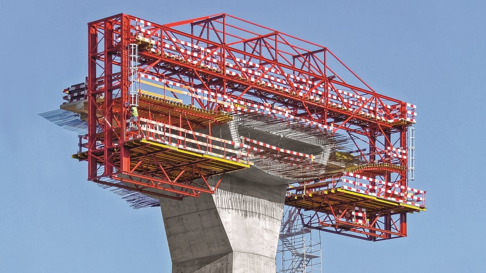 Estrutura e cofragem de Abas de Tabuleiro na Aduela do Pilar P1 - Betonagem da 1ª fase numa extensão de aproximadamente 3,50m