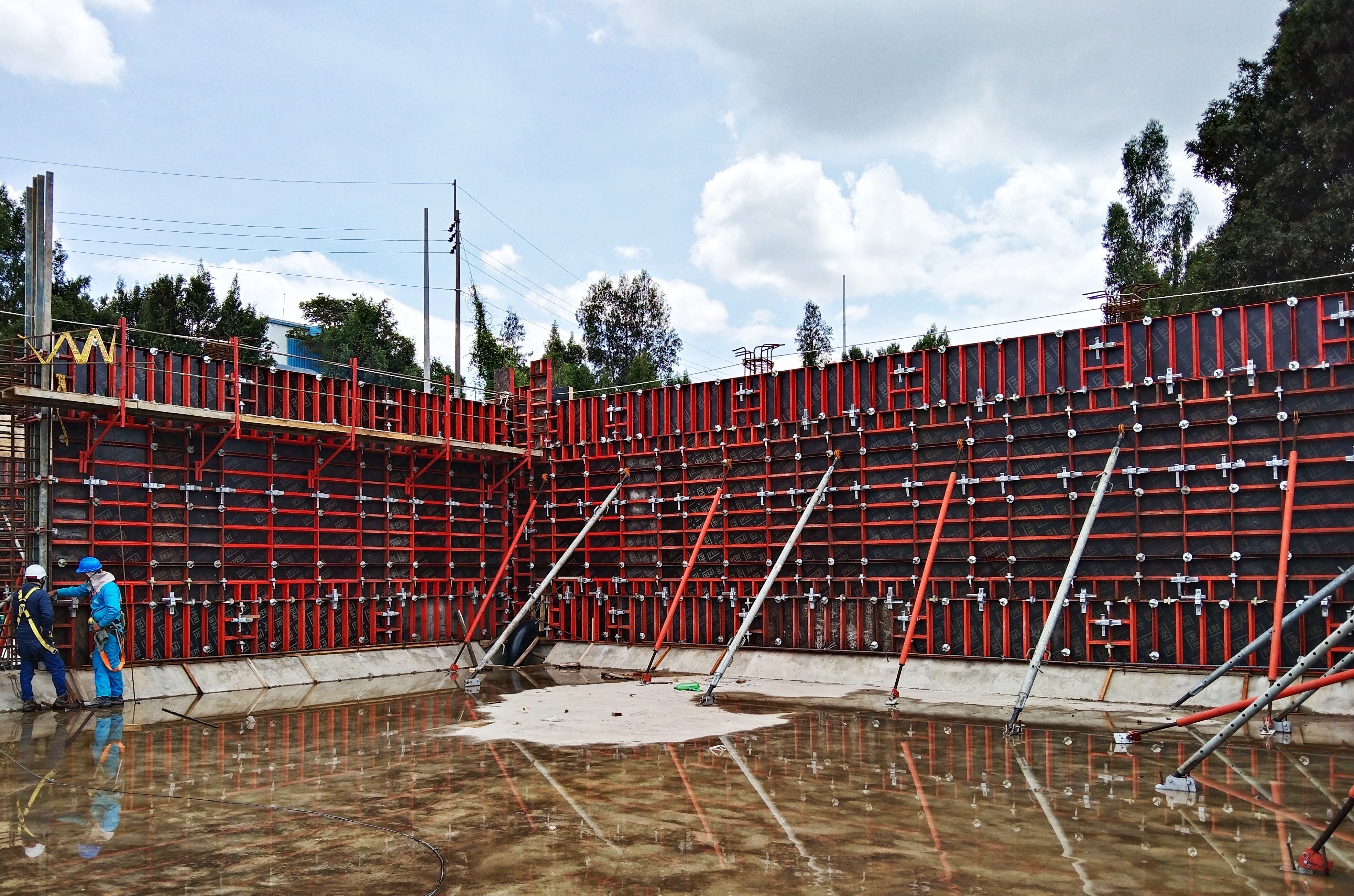 Encofrado de muros para tanques con el versátil sistema de encofrado LIWA