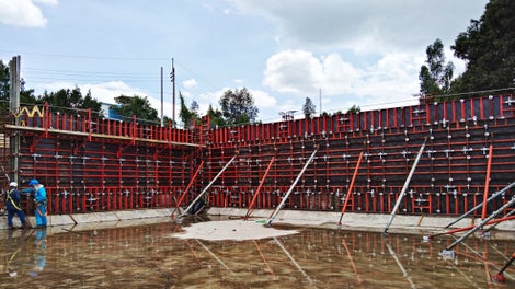Encofrado de muros para tanques con el versátil sistema de encofrado LIWA