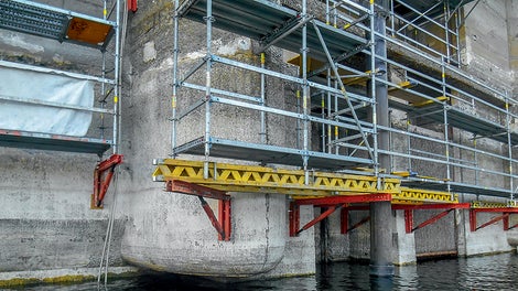 Fasádní lešení PERI UP osazené na návodní straně kolem strojoven a přelivných bloků.