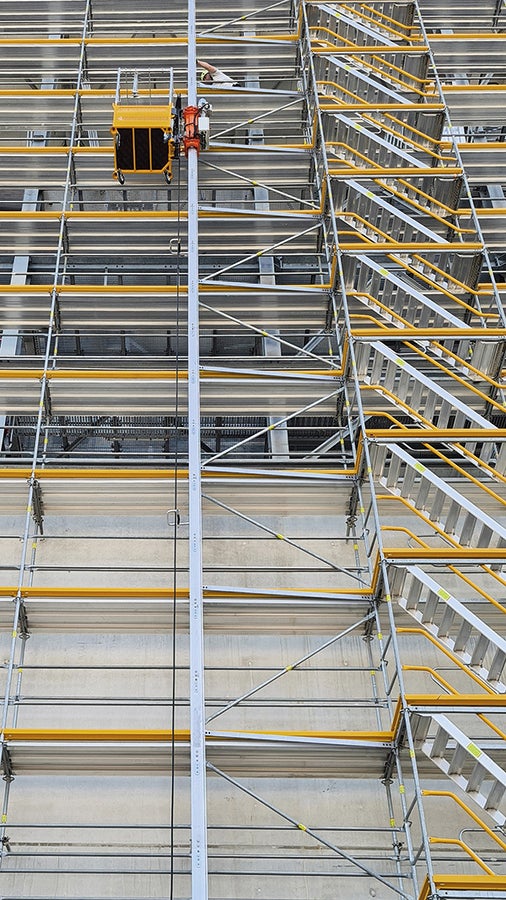 Das Gerüsttransportsystem STS 300 wächst von Lage zu Lage mit und packt beim Aufbau und Transport mit an. Auch auf der bauma ist es im Einsatz.