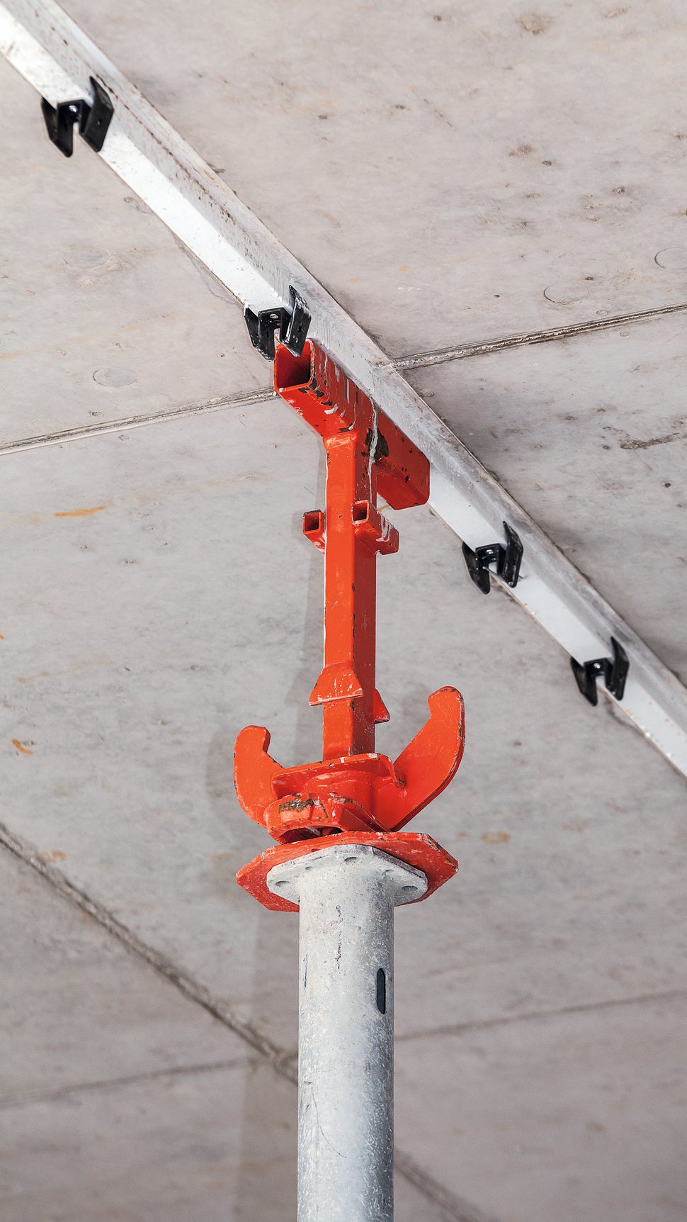 Durch die Möglichkeit des Frühausschalens mit Hilfe des Absenkkopfes reduziert sich die Materialvorratshaltung<br/>