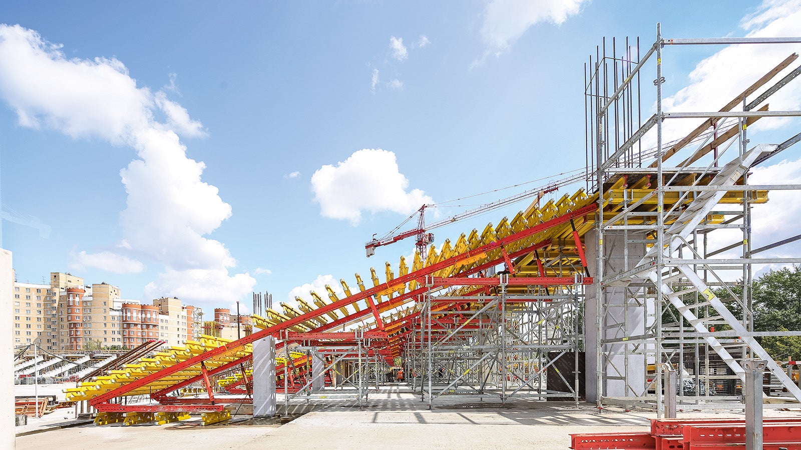 В процессе опалубливания использовались стандартные элементы опалубочной системы VARIO: листы фанеры, балки VT и GT 24, ригеля SRU на башнях PERI UP Rosett. Использование такой конструкции обусловлено наличием данных элементов на площадке, задействованных в процессе опалубливания стен, а также высоким качеством бетонной поверхности, получаемой в итоге.