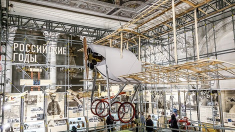 Макет истребителя Сикорского «С-16» был надежно прикреплен к фермам ULS Flex под самым потолком.