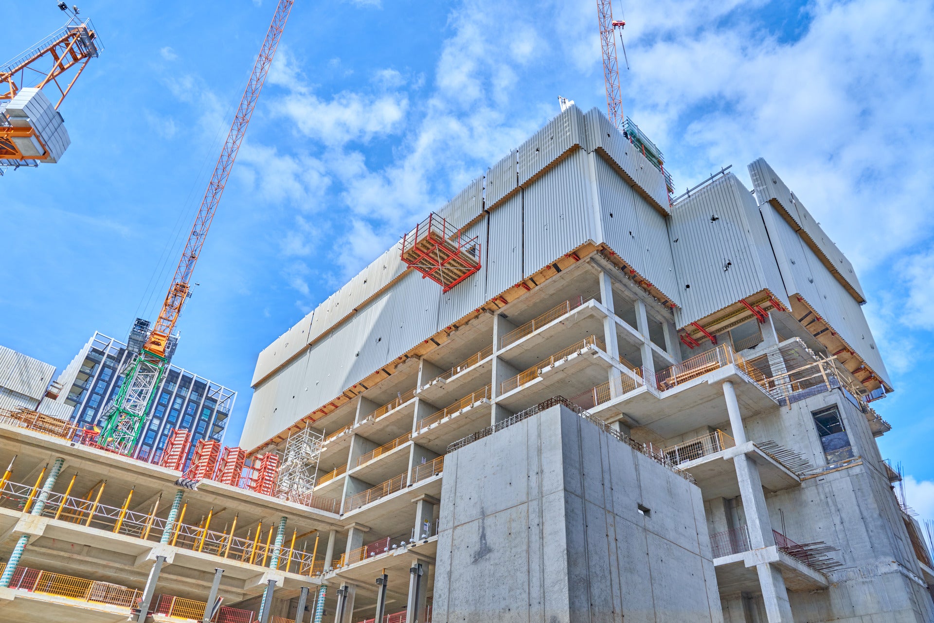 Die Schutzwand besteht wahlweise aus Stahlgittern, Trapezblechen oder Schalhäuten<br/>