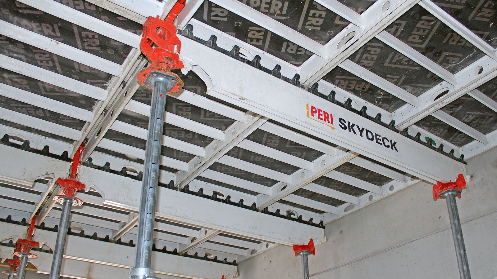 Nerokkaasti mietitty SKYDECK-pudotuspäiden suunnittelu mahdollistaa aikaisen purkuoperaation ja vähentää työmaalla vaadittavan kaluston määrää.