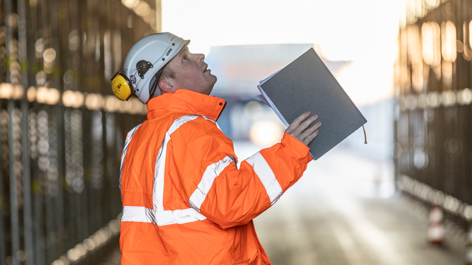 Raymond van Westrienen, technical engineer PERI, inspecteert de werf.
