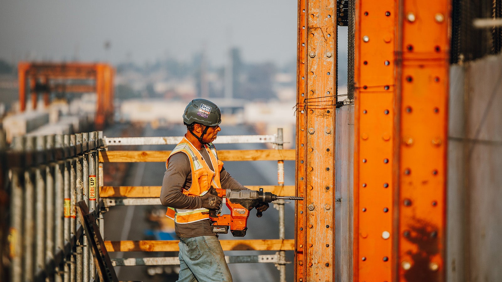 The VPS Soffit System provides a safe walking platform, allowing crews to work efficiently around the pier caps.
