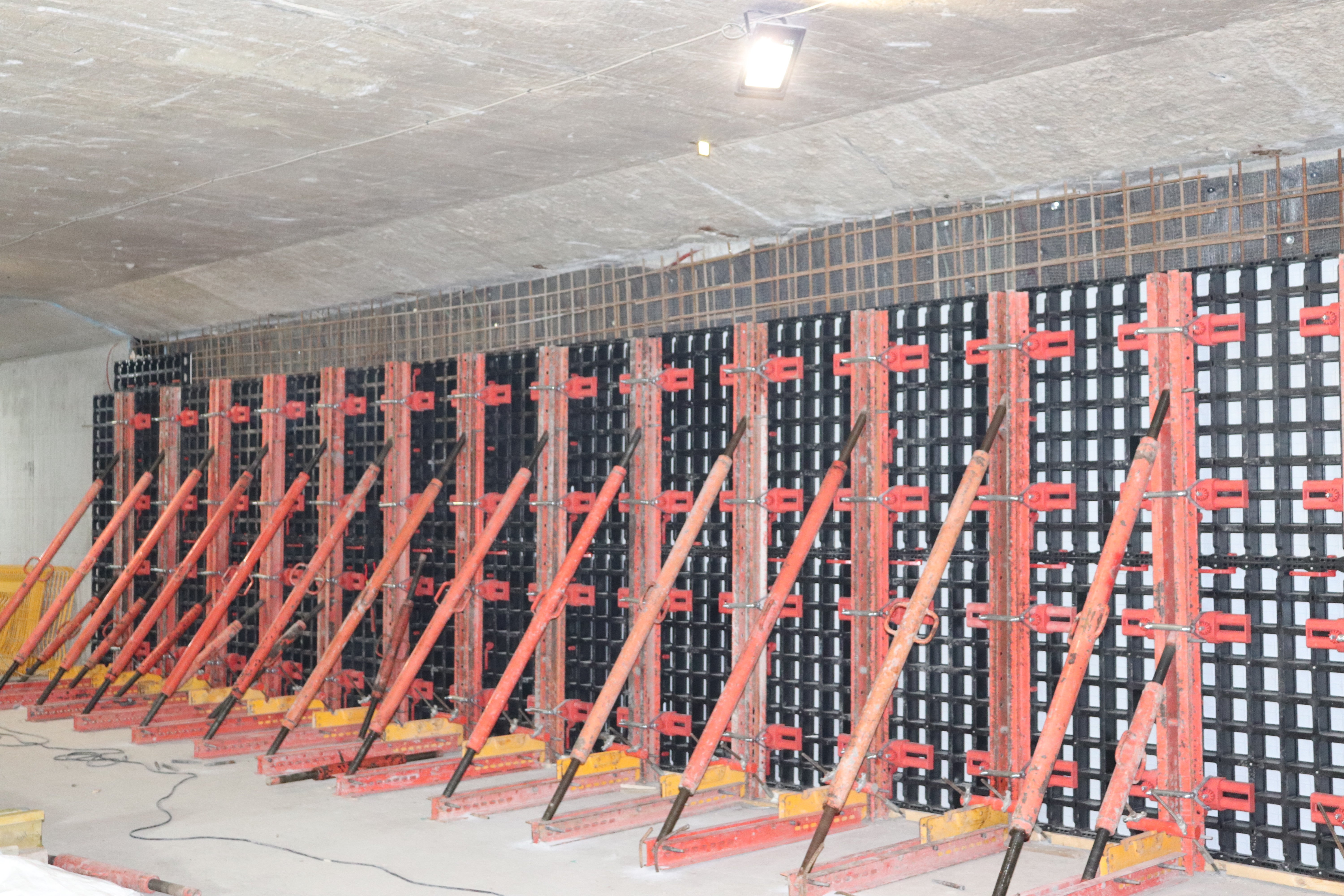 Многофункционалната кофражна система DUO с приложение за едностранно кофриране