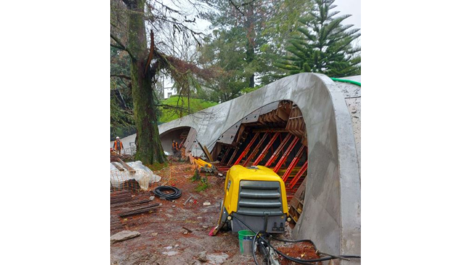 Muros de doble curvatura