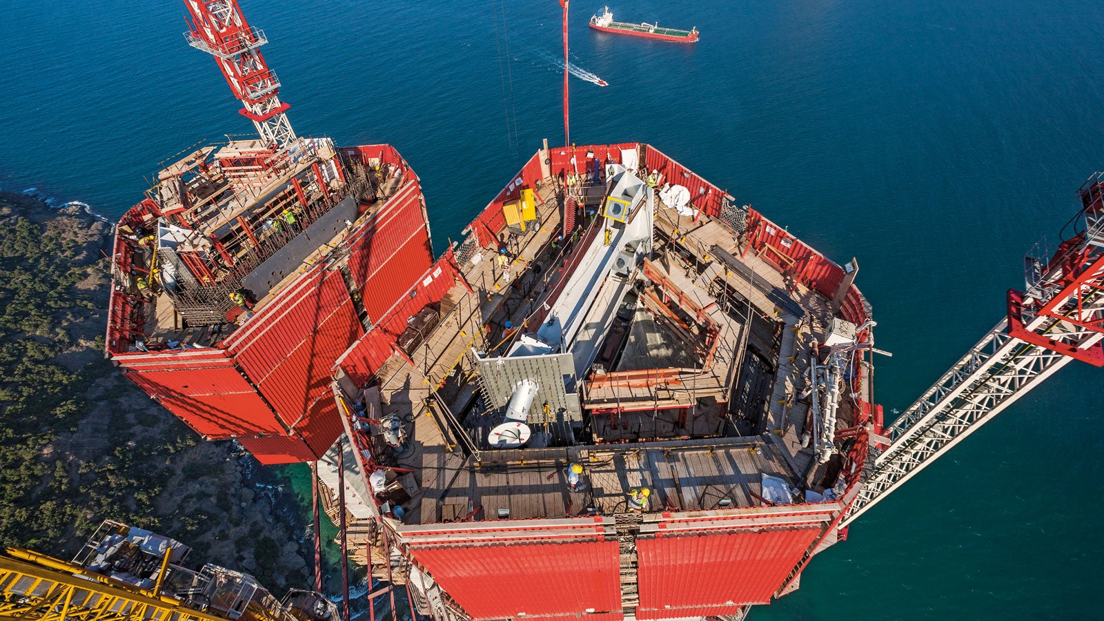 A further challenge is adapting the formwork to the changing dimensions and positioning of the steel mounting parts for guiding the stay cables. The complete solution from PERI meets the strict requirements regarding high flexibility and dimensional accuracy.
