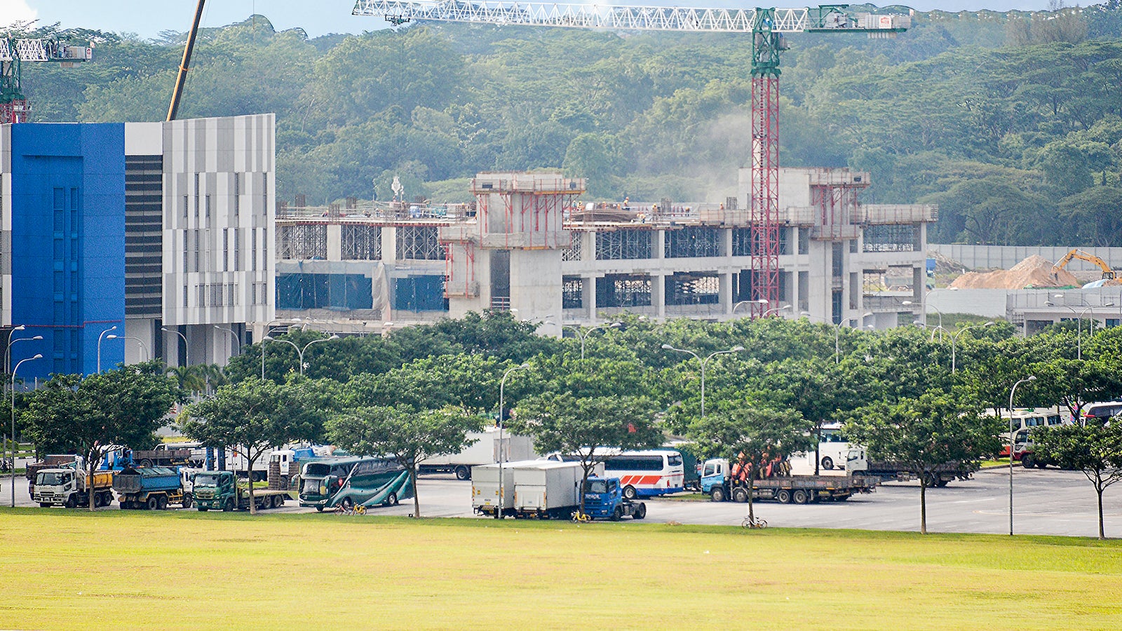 An overview of the jobsite with PERI systems that are visible from afar.