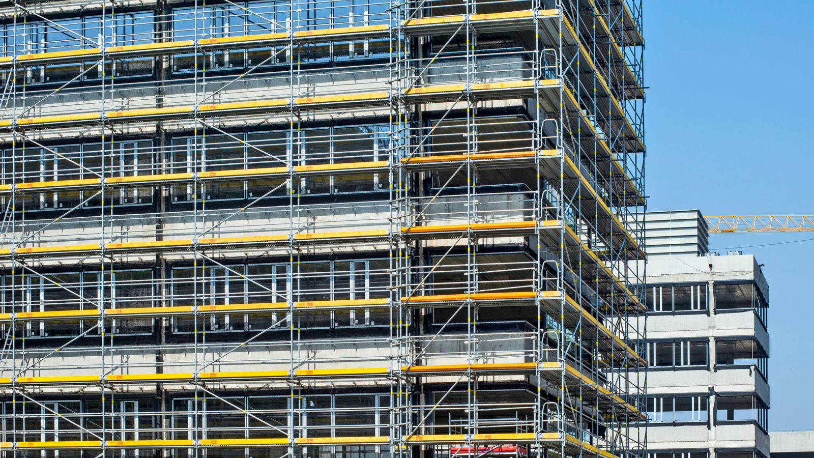 Ekonomiczne rozwiązania narożników rusztowania fasadowego PERI UP Easy zapewniają optymalny przebieg prac montażowych.