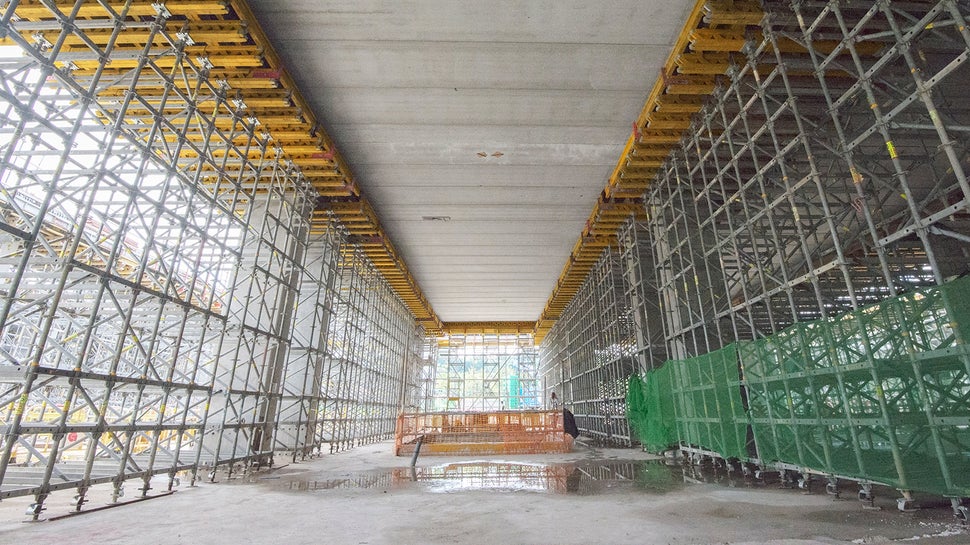 Nicely arranged PERI UP Rosett Flex with a complete look of the beam.