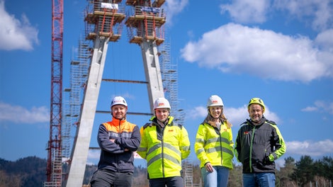 Budowa mostu przez rzekę San w Sanoku.