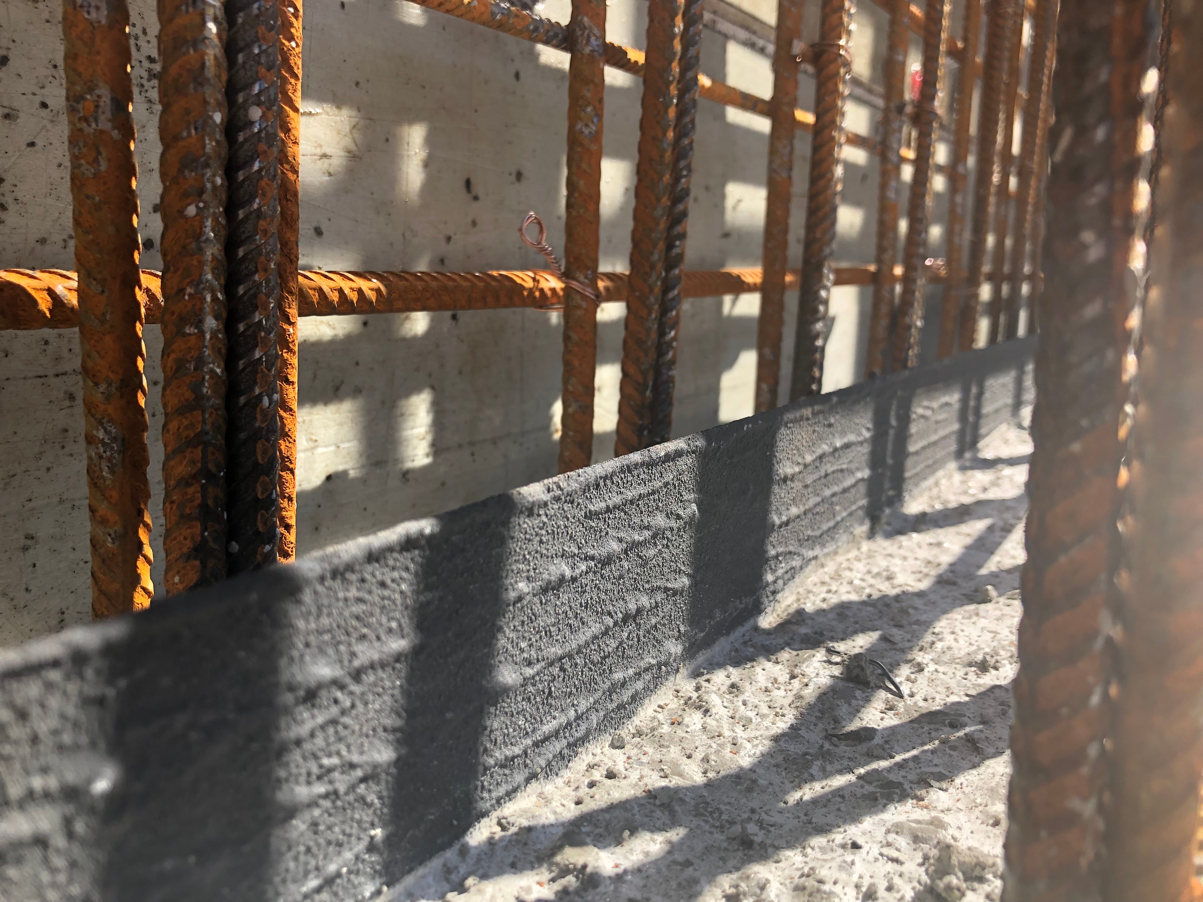 CEMflex ensures that concrete structures, foundation slabs and tunnels are completely waterproof. It functions as an active and passive barrier for the transmission of water at the construction joint, with a life expectancy of 100 years.