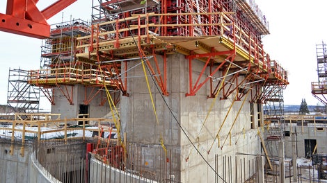 Svängda källarväggar i olika radie gjuts med justerbar RUNDFLEX för snabb ändring av radie och jämn rundning.