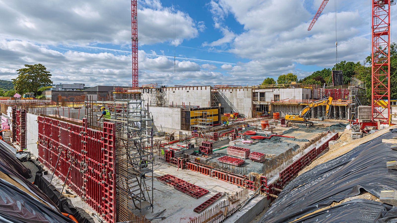 Bei der Ausführung der komplexen Rohbauarbeiten unterstützt PERI den raschen Baufortschritt mit umfassenden Schalungs- und Gerüstlösungen sowie einem kompetenten Baustellensupport.