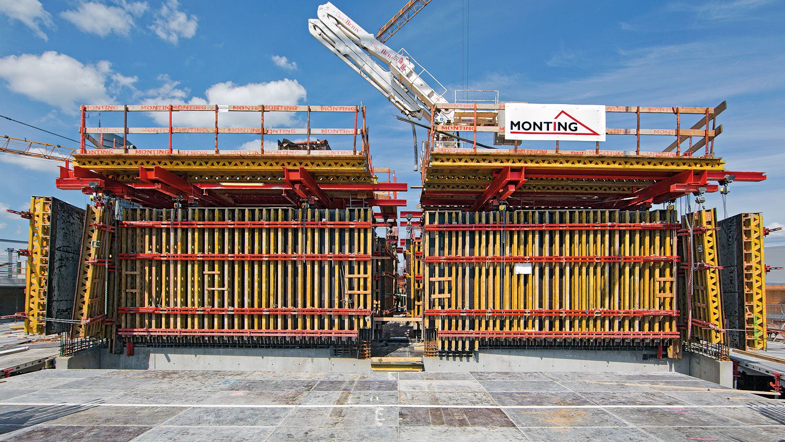 With the customized VARIO GT 24 girder formwork, the construction team achieved the required, high‑quality surfaces of partly elliptical core walls.
