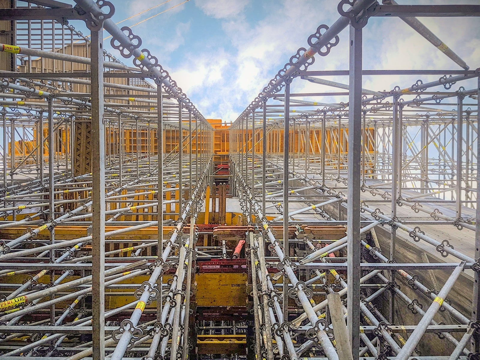 Rastojanje vertikala se, zahvaljujući rasteru od 25 cm, optimalno prilagođavalo koncentrisanom opterećenju na različitim delovima.