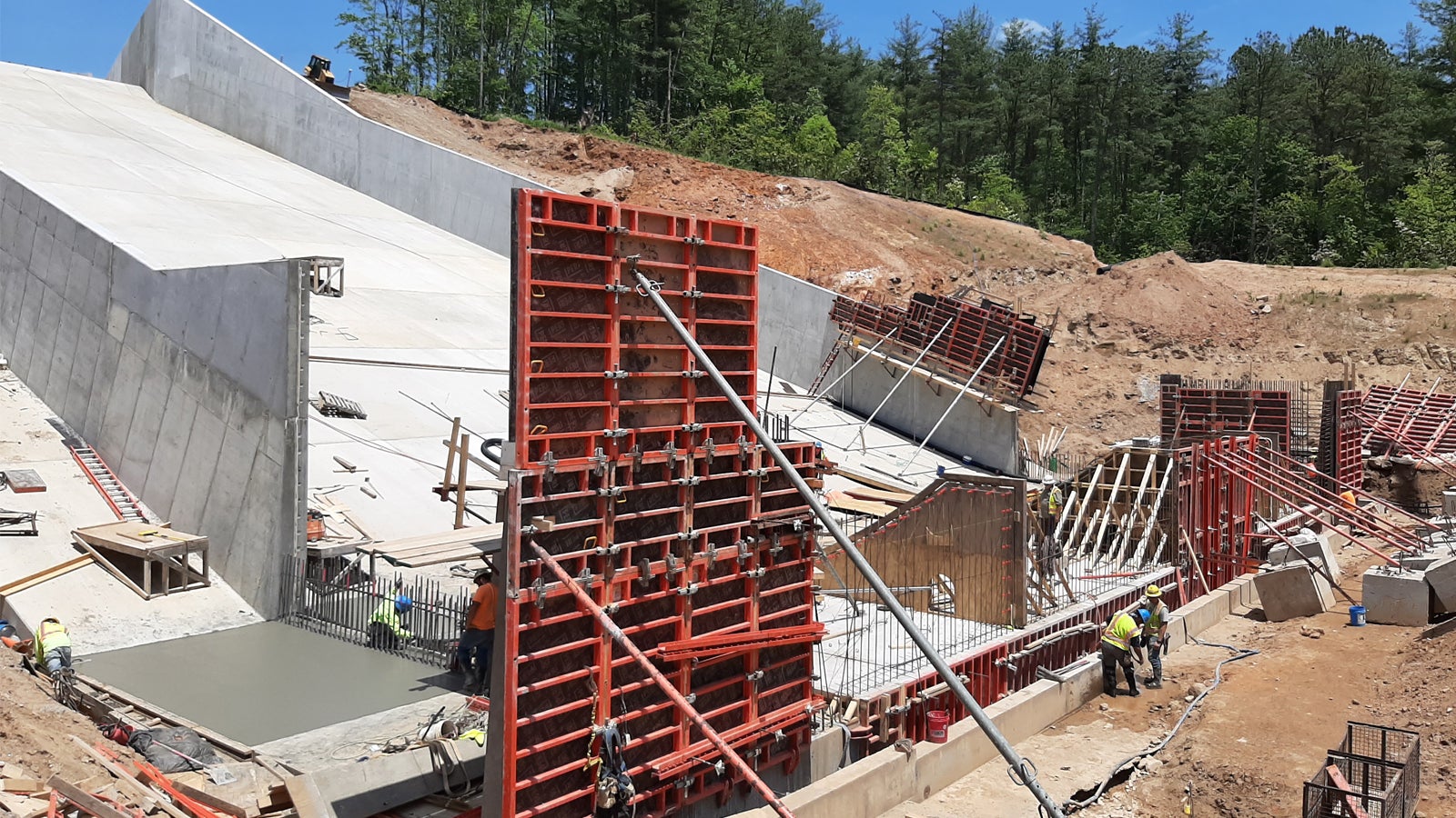 The crew used TRIO, RUNDFLEX, and a custom bracing solution to pour the flip bucket. 