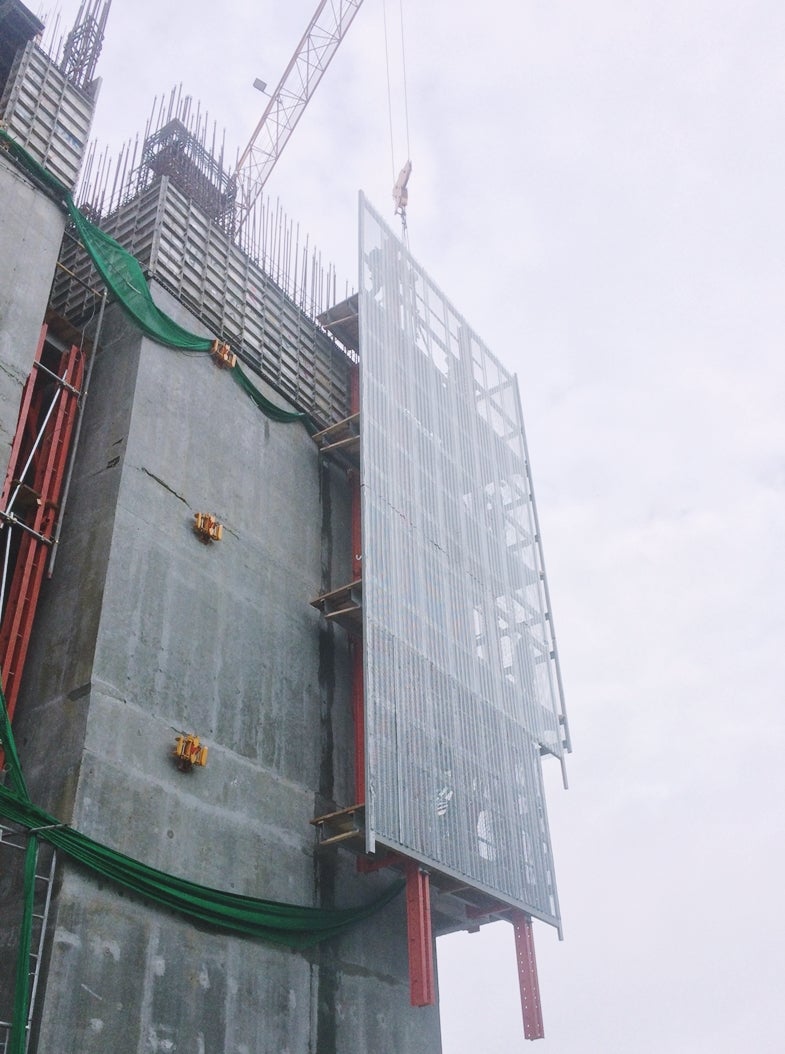 The type of panels was based on the concrete structures which PERI anchors systems need to be applied ( e.g wall shoes, special Support Adapters for perimeter slab with parapet)