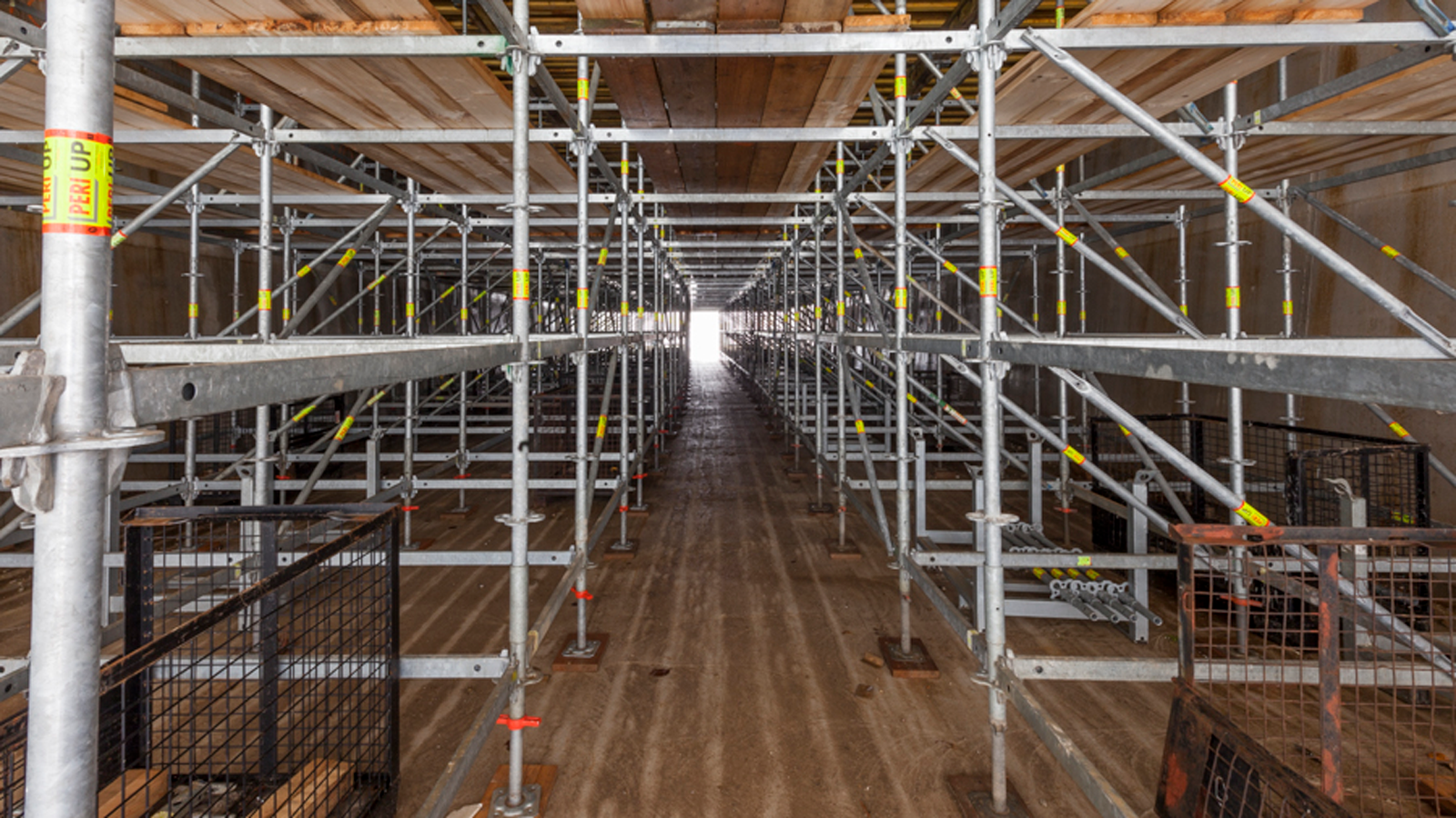 De dekken zijn gerealiseerd door middel van het modulaire PERI UP Flex ondersteuningssysteem.