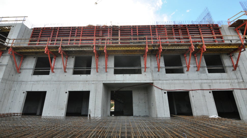 Atbalsta konsoles CB160 veic TRIO sienu veidņu balsta funkciju, kā arī veido ērtu un drošu darba platformu