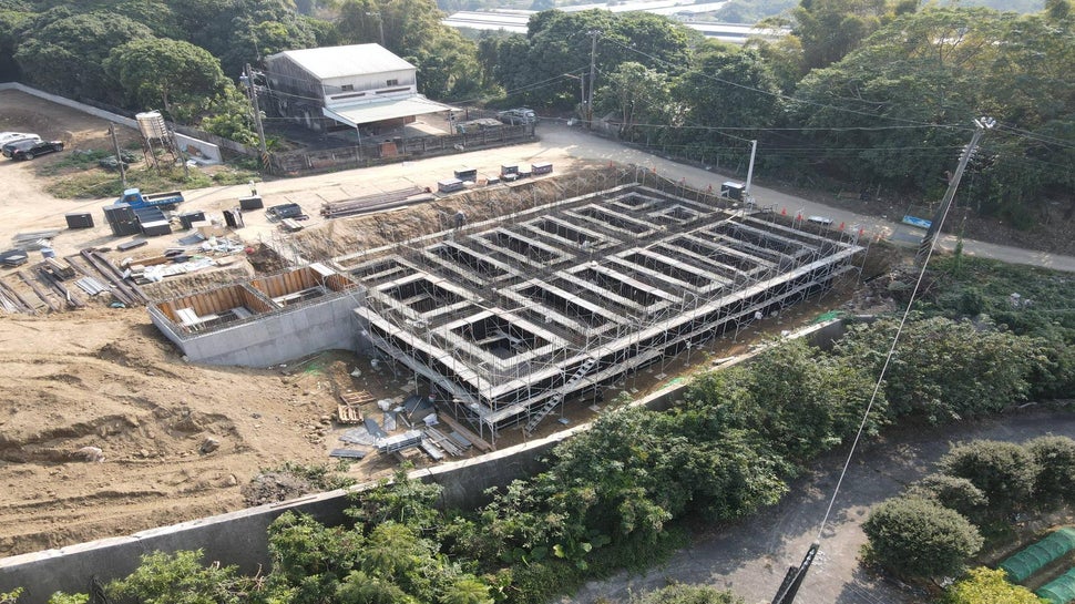 DUO system formwork is universal and can be used for different types of concrete structures such as walls, columns, slabs, and foundations.