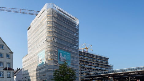 The structural work for the “Ypsilon” residential and office building with its 35 m high tower block and adjacent 7-storey lateral tract was completed in July 2018.