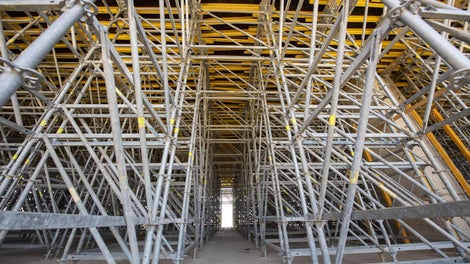 מבט על מערכת הטפסות המורכבת מקורות אלומיניום ראשיות וקורות עץ משניות