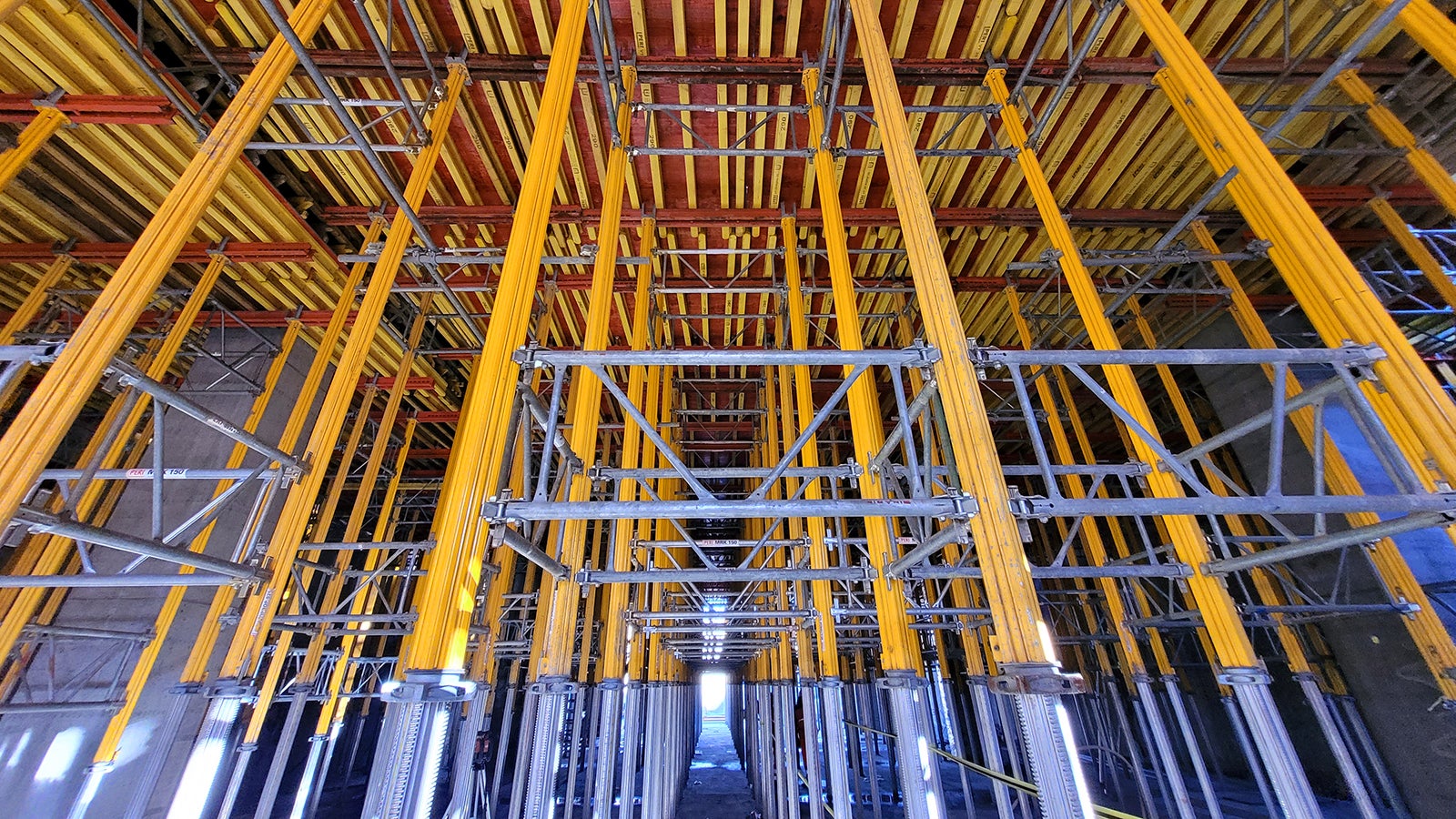 Podbudowa wysokich stropów na wieżach MULTIPROP montowanych w pozycji poziomej, dopasowana do tymczasowych rozparć ścian szczelinowych.