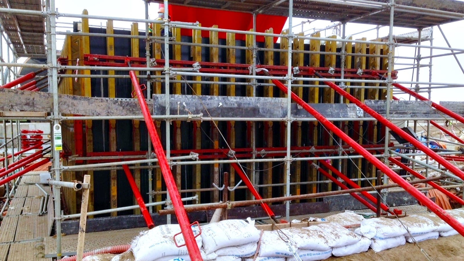 With less and simple components, PERI VARIO GT 24 system was efficiently used for concreting many elements of project.